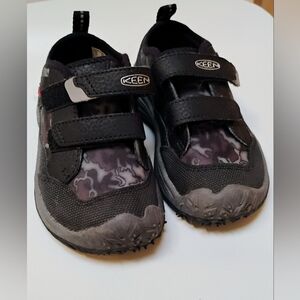 Boys Keen Velcro shoes sz 7 black and gray